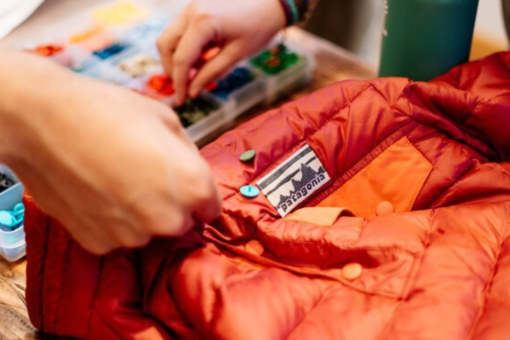 Patagonia promueve la reparaciรณn de prendas para reducir el descarte textil