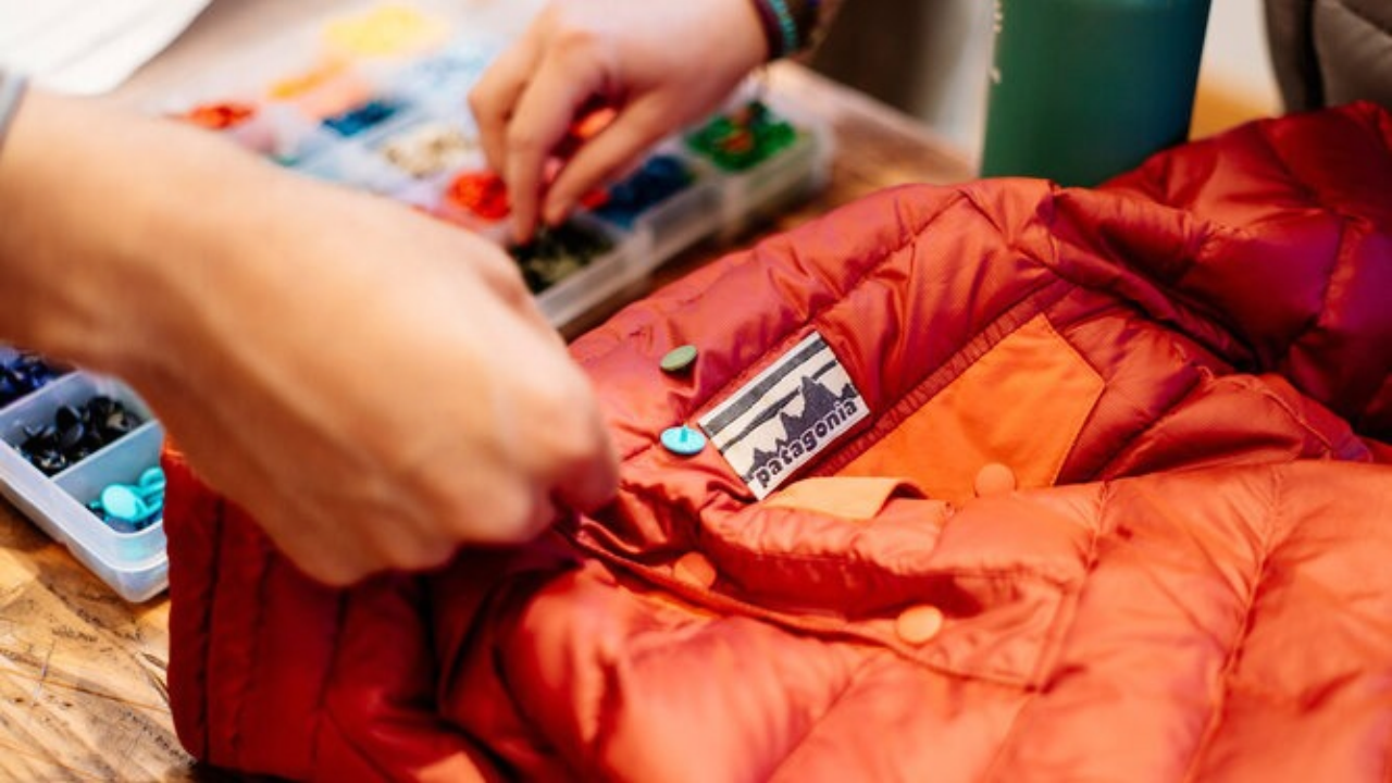 Patagonia promueve la reparación de prendas para reducir el descarte textil
